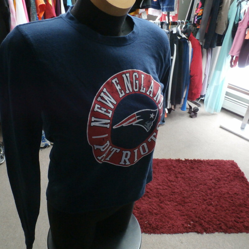New England Patriots Women's shirt long Size Small sleeve blue 30033
Our Clothes Rating: 3- Good Condition
Brand: NFL Team Apparel
size: Women's Small- (Chest: 17\" Length: 24\")
color: Blue
Style: screen pressed shirt; long sleeve
Condition: 3- Good Condition- slightly worn and faded; light pilling and fuzz; material is slightly stretched out from washing and use; fuzz on the fabric; wrinkles; faded and discolored; neck tag is faded
Shipping: FREE
Item #: 30033