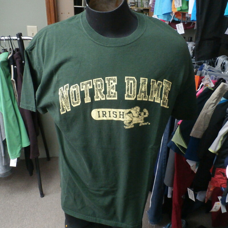 Notre Dame Men's shirt green size missing 30035
Our Clothes Rating: 3- Good Condition
Brand: tags missing
size: Men's Missing- (Chest: 23\" Length: 29\")
color: Green
Style: graphic screen pressed t shirt
Condition: 3- Good- slightly worn and faded; some pilling and fuzz; material is slightly stretched out from washing and use; fuzz on the fabric; tags are missing or cut off
Shipping: FREE
Item #: 30035