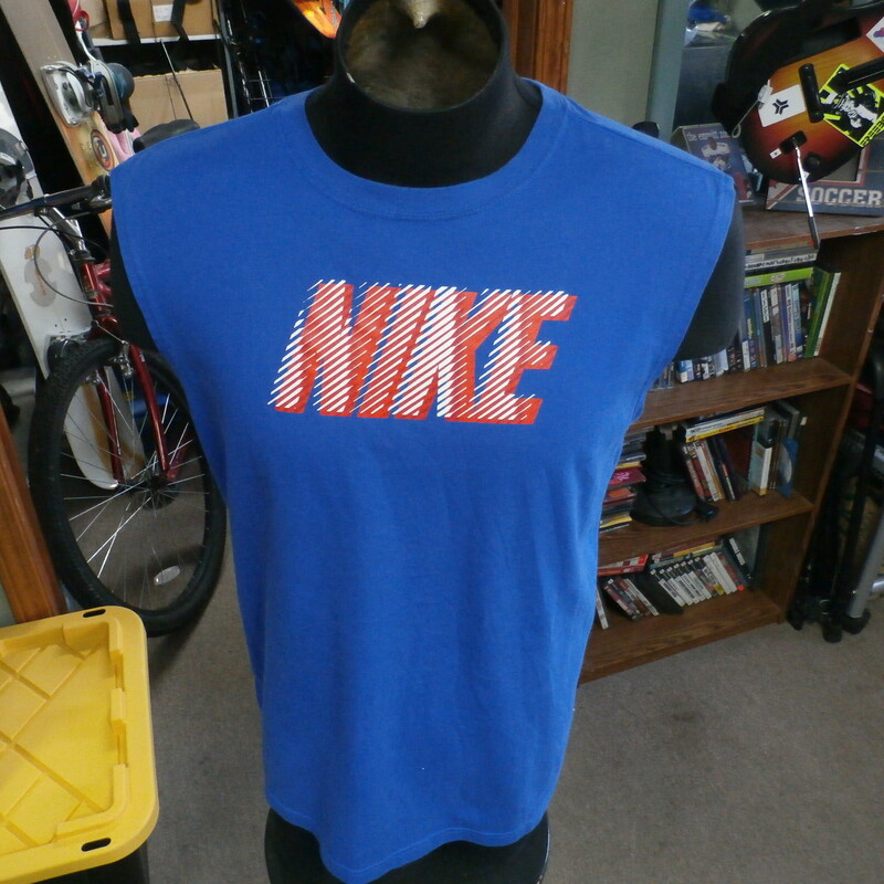 Nike graphic tank blue size large #30553
Our Clothes Rating: 3- Good Condition
Brand: Nike
size: Men's Large- (Across chest: 22\" Length: 28\")
color: blue
Style: sleeveless; screen printed
Condition: 3- Good Condition - light wear and staining on shoulders
Item #: 30553
Shipping: FREE