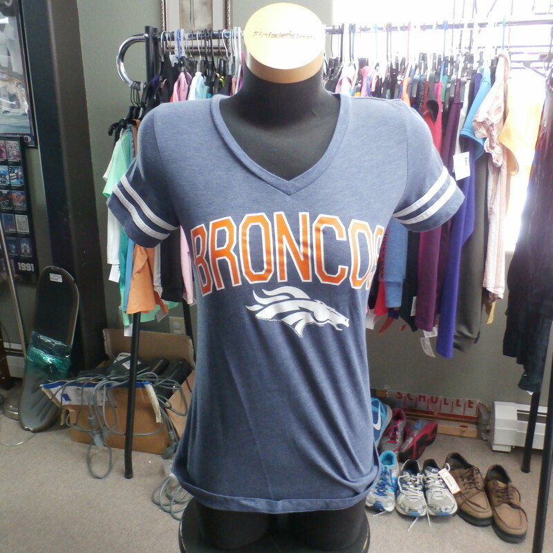 Den Broncos Womens, Blue, Size: Small
Women's Denver Broncos V Neck T Shirt size Small 30556
Our Clothes Rating: 3- Good Condition
Brand: NFL Team Apparel
size: Women's Small- (Chest: 15\" Length: 24\")
color: blue
Style: screen pressed short sleeve shirt
Condition: 3- Good Condition- slightly worn and faded; light pilling and fuzz; material is slightly stretched out from washing and use; fuzz on the fabric; wrinkles; faded;
Shipping: FREE
Item #: 30556