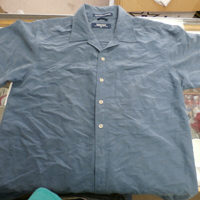 Devon & Jones Men's Button Up Shirt Size Medium Blue #34633
Rating: (see below) 2- Great Condition
Team: N/A
Player: N/A
Brand:  Devon & Jones
Size: Men's    Medium- (Measured Flat: Across chest 21\"; Length 29\")
Measured Flat: underarm to underarm; top of shoulder to bottom hem
Color: Blue
Style: short sleeve; Button Up shirt; has breast pocket;
Material: 70% Polynosic 30% polyester
Condition: 2- Great Condition: wrinkled;
Item #: 34633
Shipping: FREE