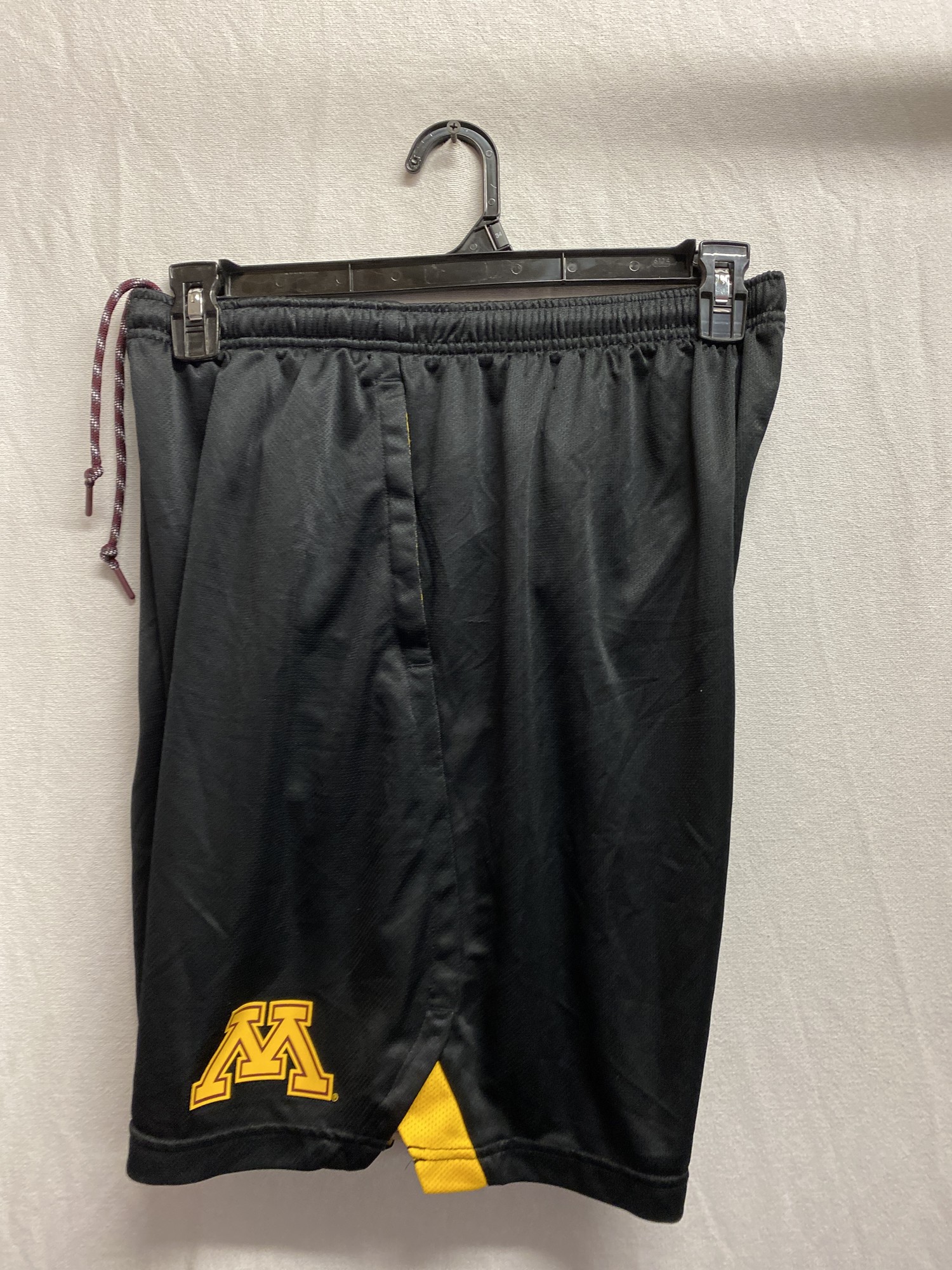 Minn Gophers Shorts, Black, Size: XL
used condition - some snags, some light stains (white marks), piling and fuzz,
pockets- yes (3)