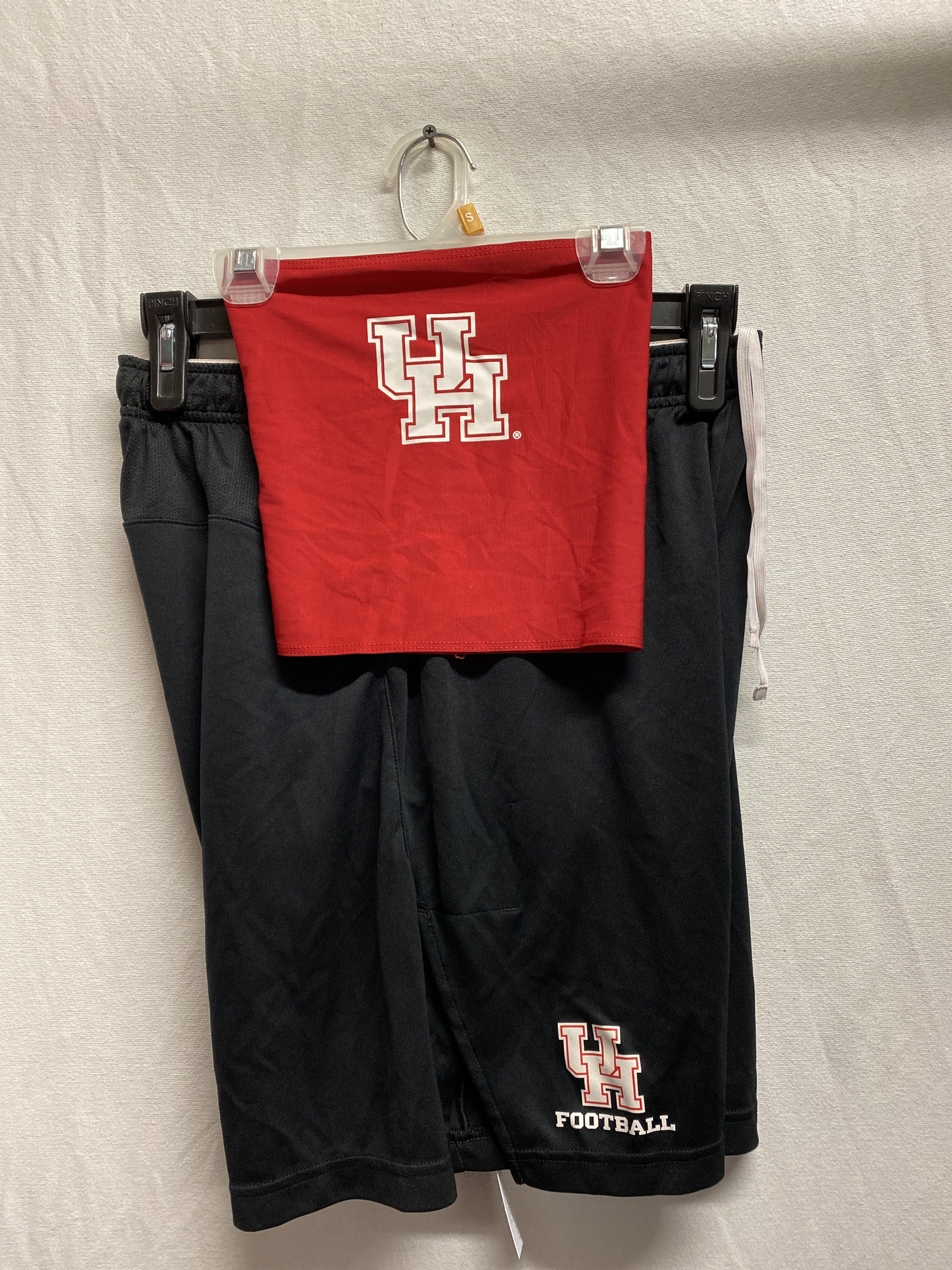 Houston Cougars Combo, Black, Size: Large
shorts - black size large
pilling and fuzz, wrinkled, faded, discoloring,
drawstring and elastic waist, pockets (No), screen pressed team logo and embroidered brand logo
Headband - red size L/XL by Badger sport
wrinkled and in used condition
