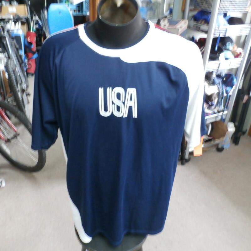 Challenger Teamwear USA #36 men's jersey size XL 100% polyester #695
Rating: (see below) 3- Good Condition
Team: USA
Player: #36
Brand: Challenger
Size: Men's XLarge- (Measured Flat: Across chest 24\"; Length 31\")
Measured Flat: underarm to underarm; top of shoulder to bottom hem
Color: blue
Style: short sleeve; screen printed
Material: 100% polyester
Condition: 3- Good Condition: minor wear and fading from use and washing (see photos)
Item #: 695
Shipping: FREE