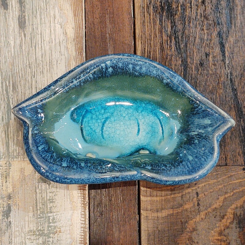 Pottery Crab Dish Mini
Handmade
Mixed Blues and Green
aprox 4x7 inches