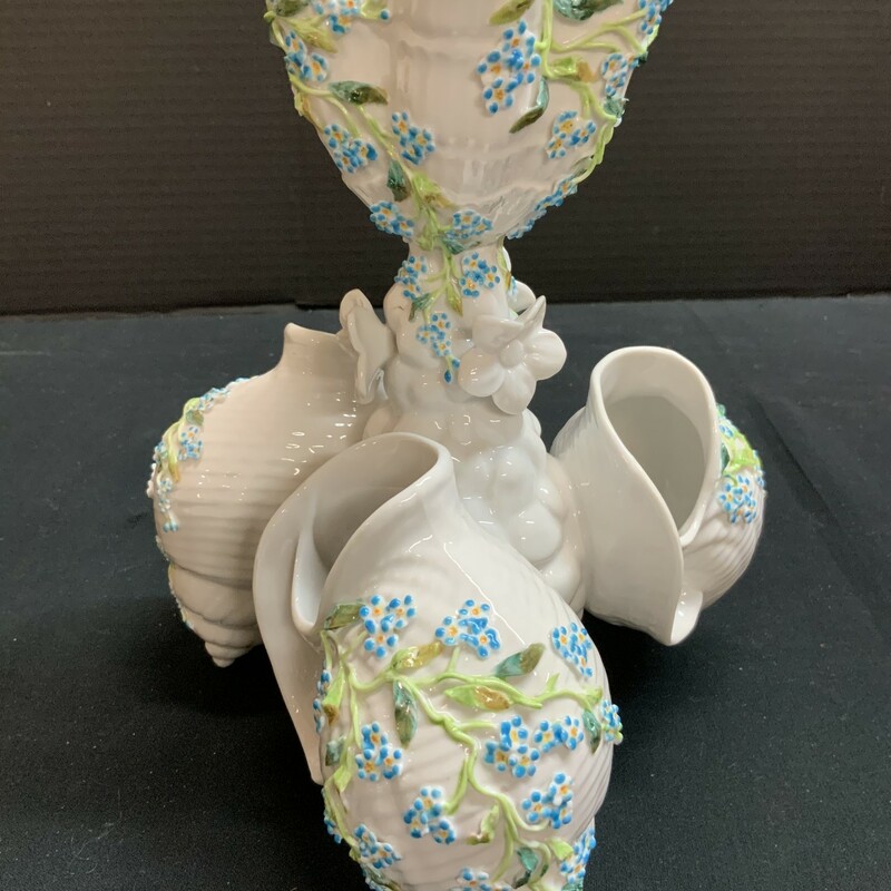 Beautiful shell and forget-me-nots three vase collectible.