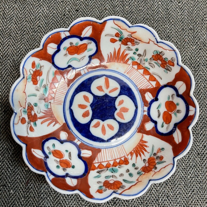 Imari scalloped bowl in reds and blue floral.  7 inch diameter and 3 inches tall. Great condition!