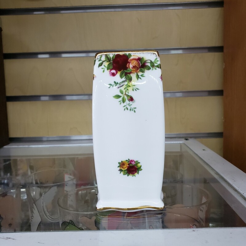 Royal Albert, Old Country Roses, Vase 4in
Excellent Condition! Other pieces availalbe.
Contact store for shipping