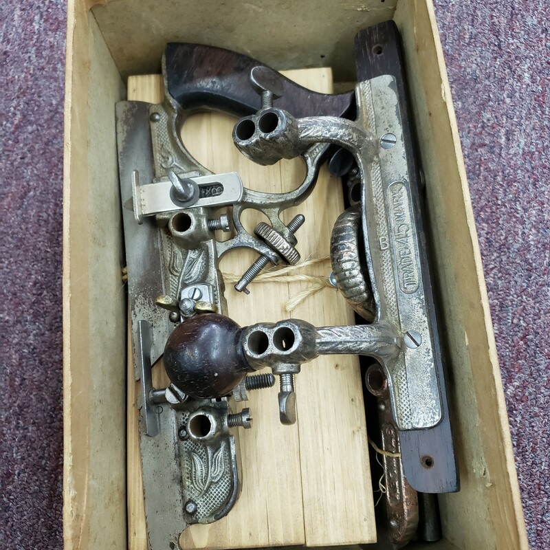 Stanley 45 Combination Plane. Complete with all accessories.Pat dates on the tool 1884 & 1895. (box is from 1930-40s)