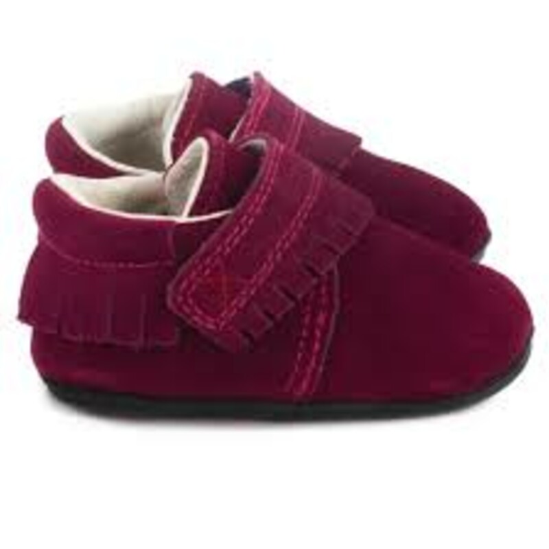 MyMocs Fringe-Inez Suede, Maroon, Size: 0-6M

Indoor/outdoor Fringe Mocs with a protective rubber sole! Made with snuggly soft grey genuine suede.

Hand crafted from genuine suede
Equipped with our signature super-flex sole
Industry-defining 3mm ankle and sole cushioning
Hook and loop closures for a secure and custom fit
Perfect for indoor or outdoor use
