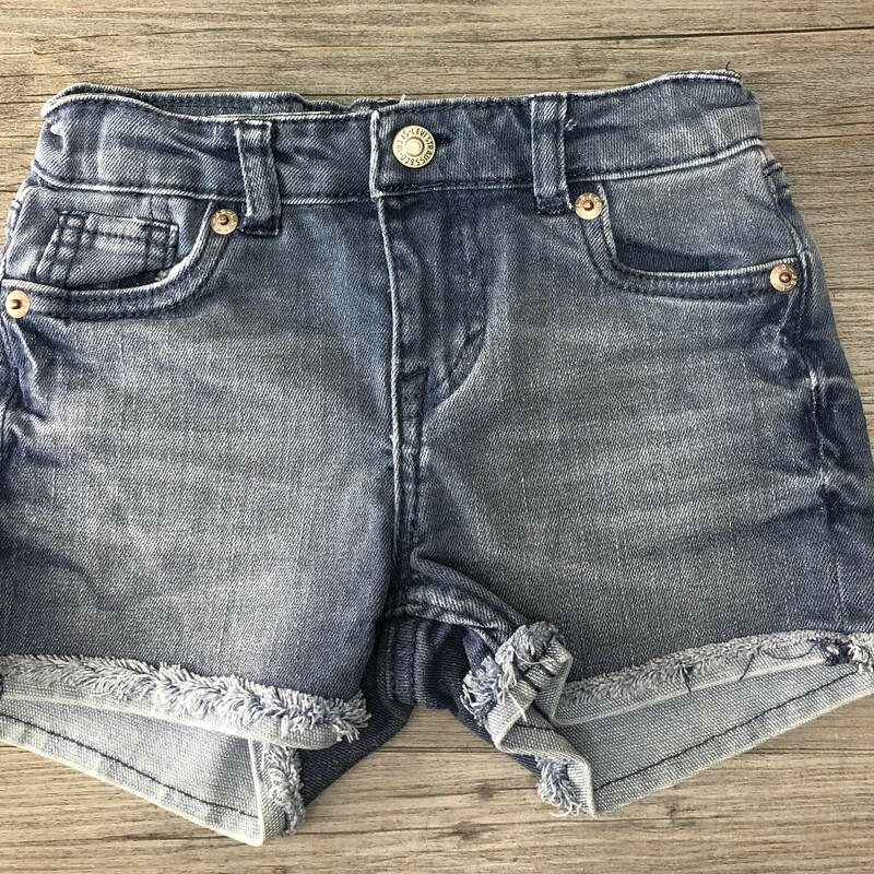 Levis Denim Shorts, Blue, Size: 4-5Years old
Adjustable wais
A little bit glitter