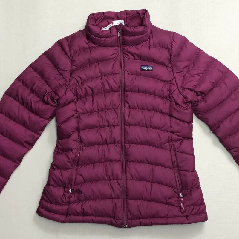Patagonia Goose Down Sweater Jacket,
Burgundy /Fuchsia Lining
Size: 12Youth (Large)

The Girls’ Down Sweater is warm and compressible, and layers easily for extra warmth in colder conditions. Insulated with 600-fill-power 100% Recycled Down (duck and goose down reclaimed from down products).

2 Small stains at the bottom front, small holes right side.