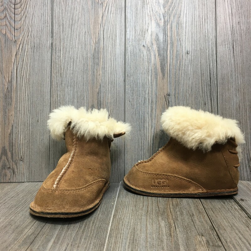 UGGs Bootie
Brown
Size: 5/6
Minor Staining