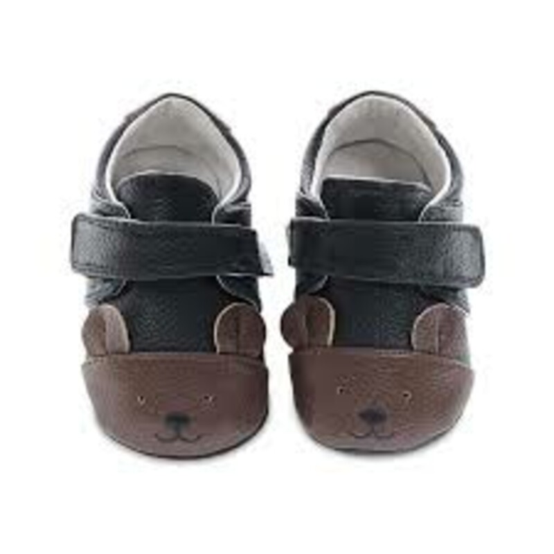 My Mocs - Jayden Bear, Black, Size: 18-24M

Jaden is part of our signature Animal Mocs collection, a fun and unique line featuring Animal faces from bunnies to raccoons to bears, and many more.

Hand crafted from genuine and vegan leather
Equipped with our signature super-flex sole
Industry-defining 3mm ankle and sole cushioning
Hook and loop closures for a secure and custom fit
Perfect for indoor or outdoor use