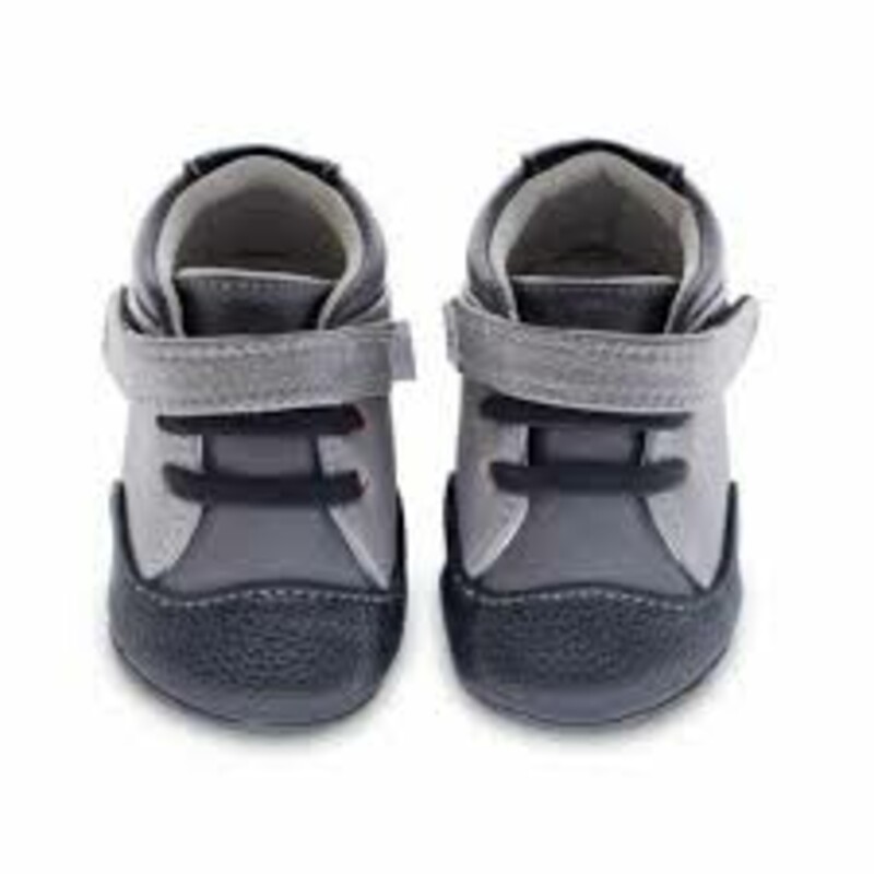 My Mocs- EmersonHightop, Grey, Size: 24-30M

Keep your little one stylish & comfy in these cool grey & black sneaks!

Hand crafted from genuine and vegan leather
Equipped with our signature super-flex sole
Industry-defining 3mm ankle and sole cushioning
Hook and loop closures for a secure and custom fit
Perfect for indoor or outdoor use