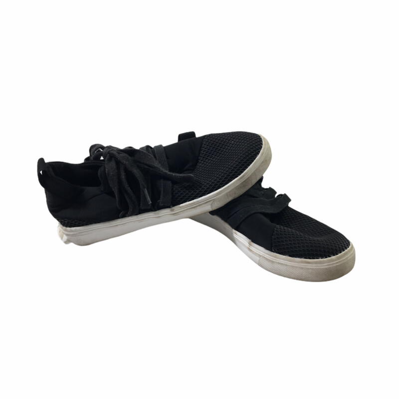 100-914 Steve Madden, Black, Size: 6
black sneakers with plastic detail on the front