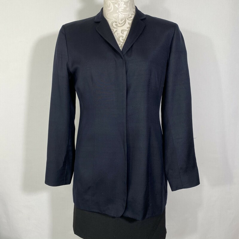 100-1004 Worth, Navy Blu, Size: 6
navy blue button up blazer 100% pure silk  good