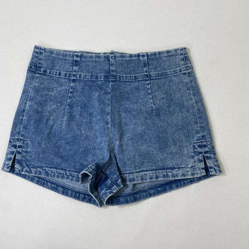 103-142 Bullhead Denim Co, Blue, Size: 3
high rise Denim Shorts with zipper in the back 77% cotton 13% rayon 9% polyester 1% spandex  Good