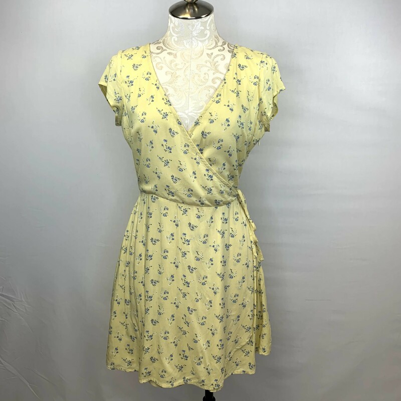 105-249 Hollister, Yellow, Size: S
yellow wrap dress with blue flowers 100% viscose  good condition