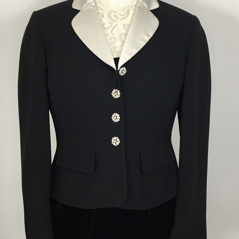 120-037 Jones New York Su, Black, Size: 6
Black blazer w/ white collar rhinestone buttons acetate/polyester  x