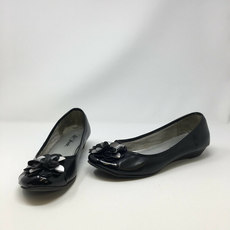 120-125 Life Stride, Black, Size: 8.5
Black flat slip ons w/toe embellishments -