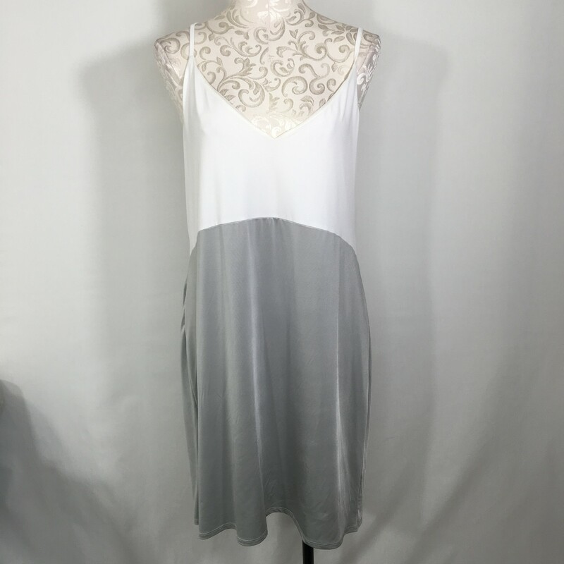 120-202 Victorias Secret, White/si, Size: XL White and silver knee lenght dress w/spagehetti straps polyesther./elastine/nylon