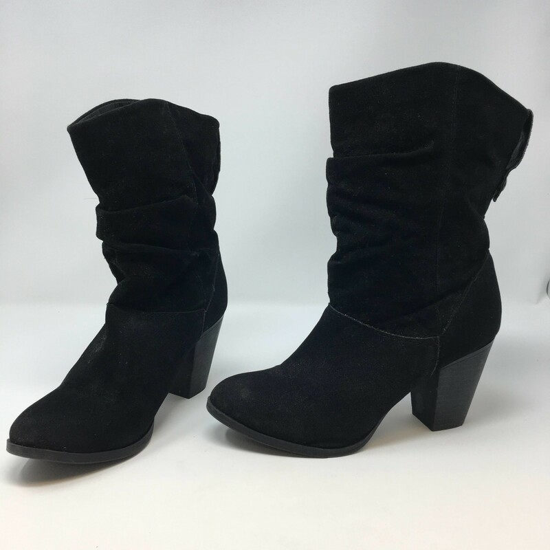 103-232 Rampage, Black, Size: 6
short booties with button on the back suede  okay condition