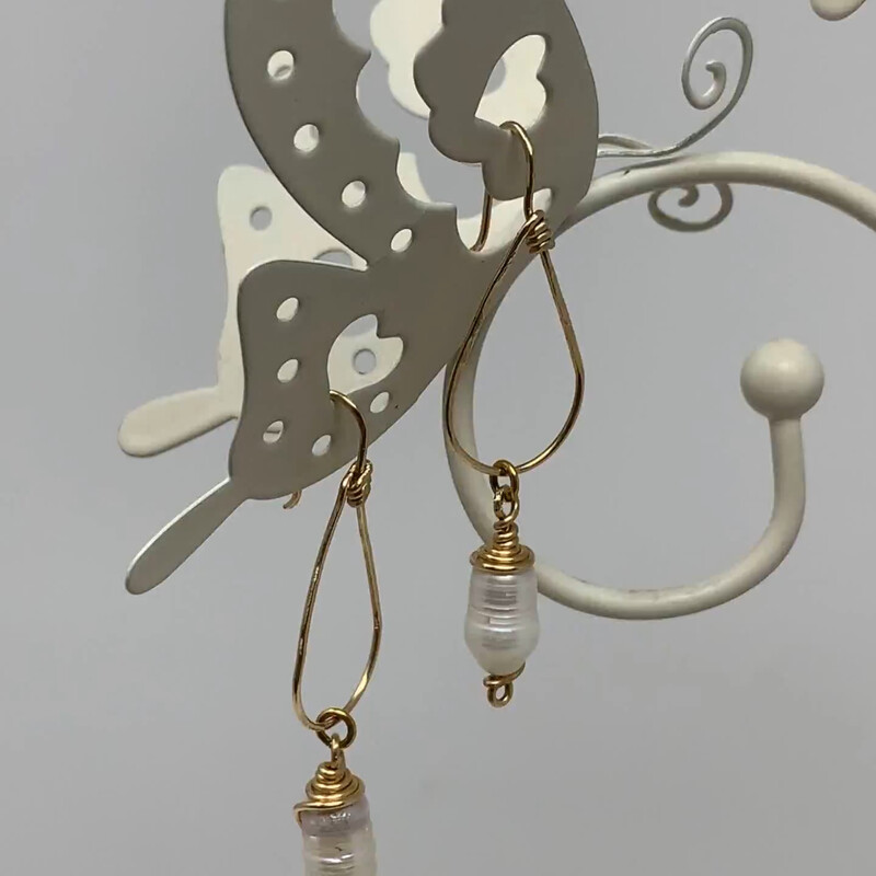 Egf-002 Ea0002-w, White, Size: Earrings
10mm Freshwater Cultured Pearls-Gold Filled Wire-Fishhook Earwire Style