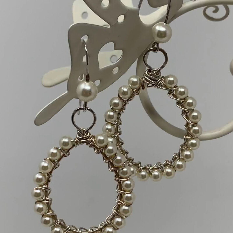 Ess-013 Ea0042-pw, Pearl Wh, Size: Earrings
4mm Swarovski Pearls-Silver Plated Fishhook Earwire