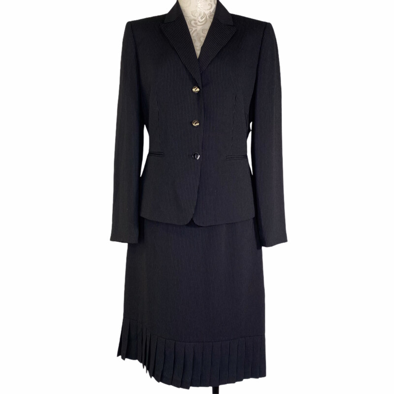 121-018 Tahari Striped, Black, Size: 8 lightly striped button up jacket with skirt