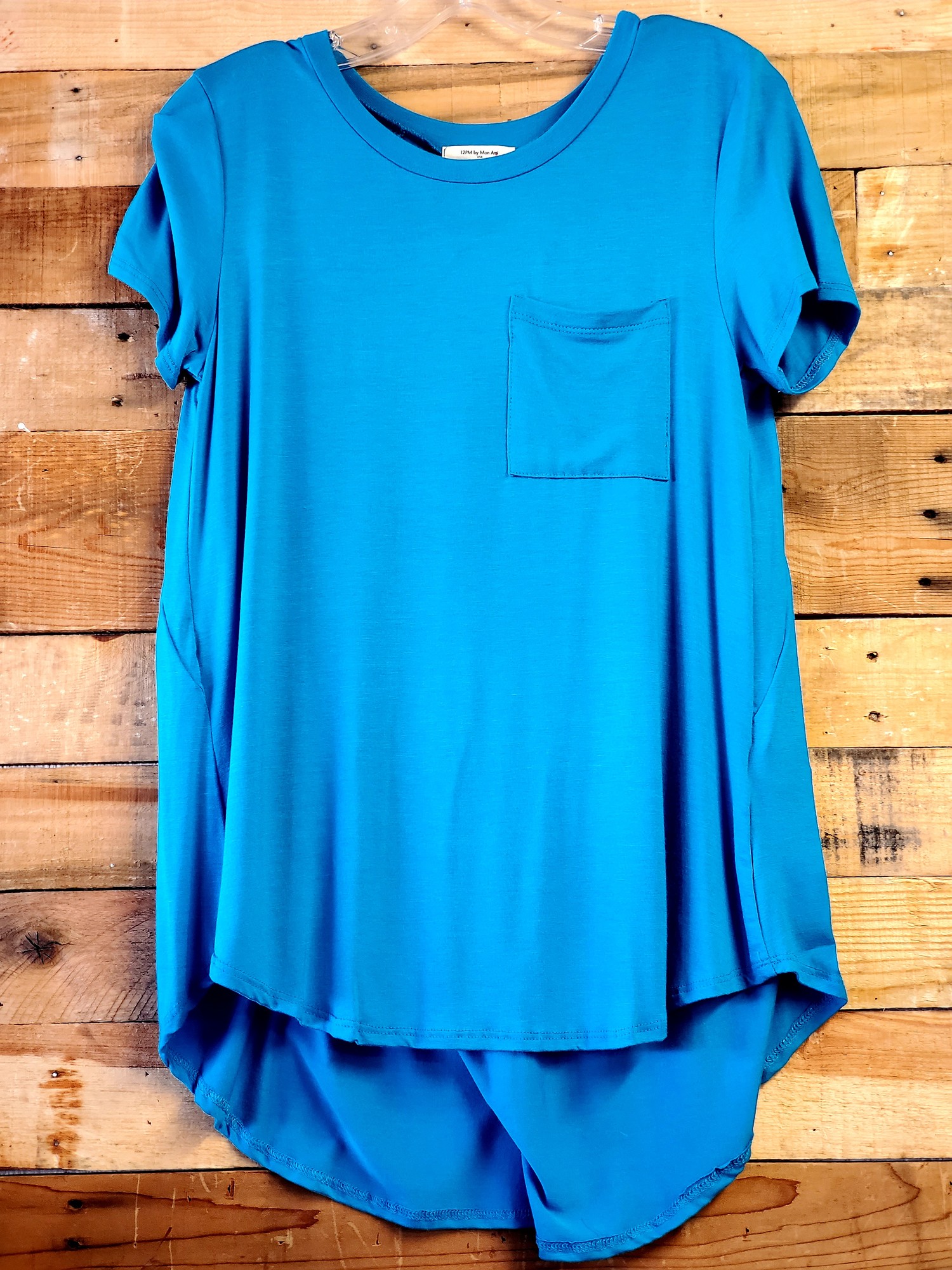 12PM BY MON AMI
Short-sleeve, solid rayon spandex top with a round neck, front pocket, pleated bac and rounded hem Turqoise
Made in USA