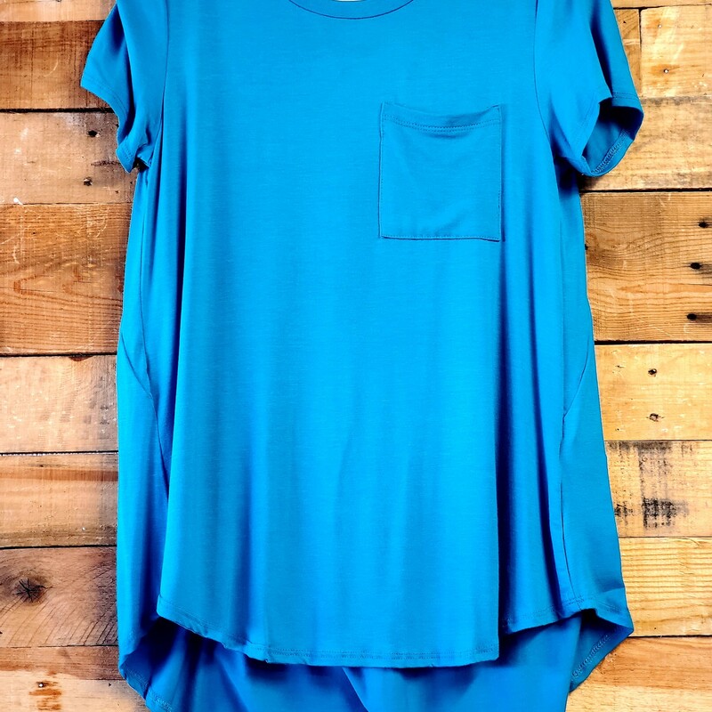 12PM BY MON AMI
Short-sleeve, solid rayon spandex top with a round neck, front pocket, pleated bac and rounded hem Turqoise
Made in USA
