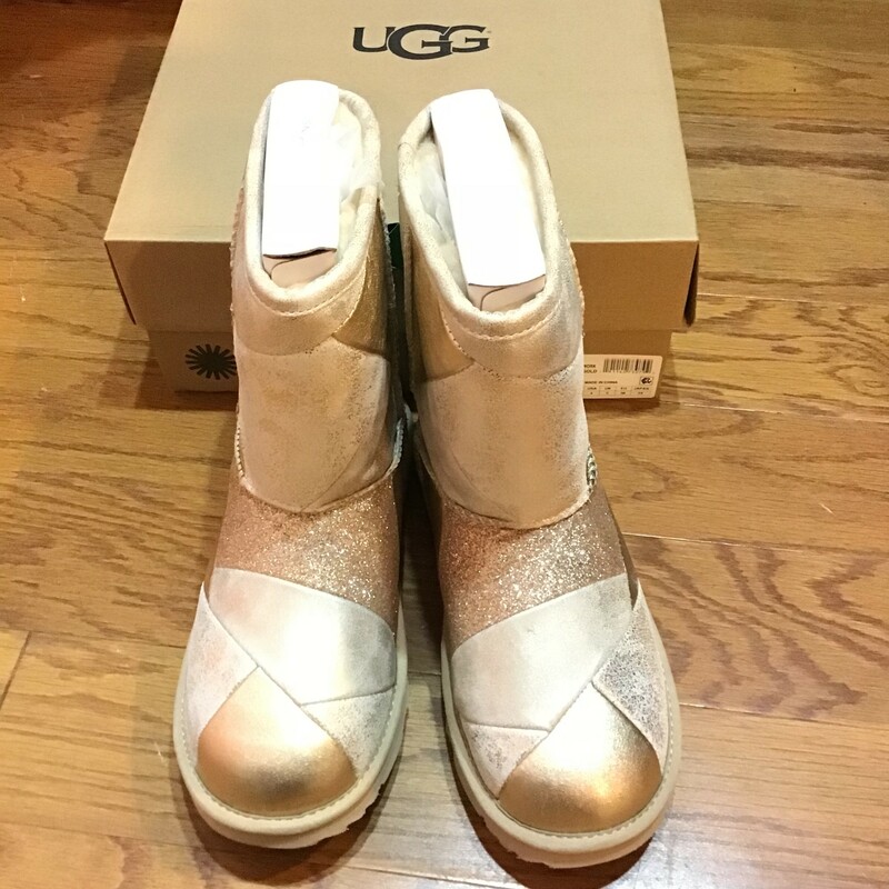 Ugg Boots NEW, Gold size 4 big girls

brand new

ships without box

ALL ONLINE SALES ARE FINAL.
NO RETURNS
REFUNDS
OR EXCHANGES

PLEASE ALLOW AT LEAST 1 WEEK FOR SHIPMENT. THANK YOU FOR SHOPPING SMALL!