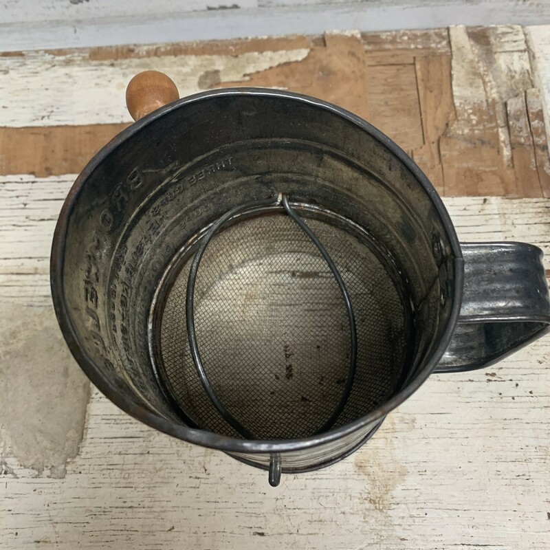 In a good vintage and working condition. Have some light rust. Please make sure to look at all the pictures for a closer visual.<br />
Measures approx. 5 3/4'' tall, 6 1/2'' wide including handle, 4 1/2'' bottom diameter.<br />
Thank you.