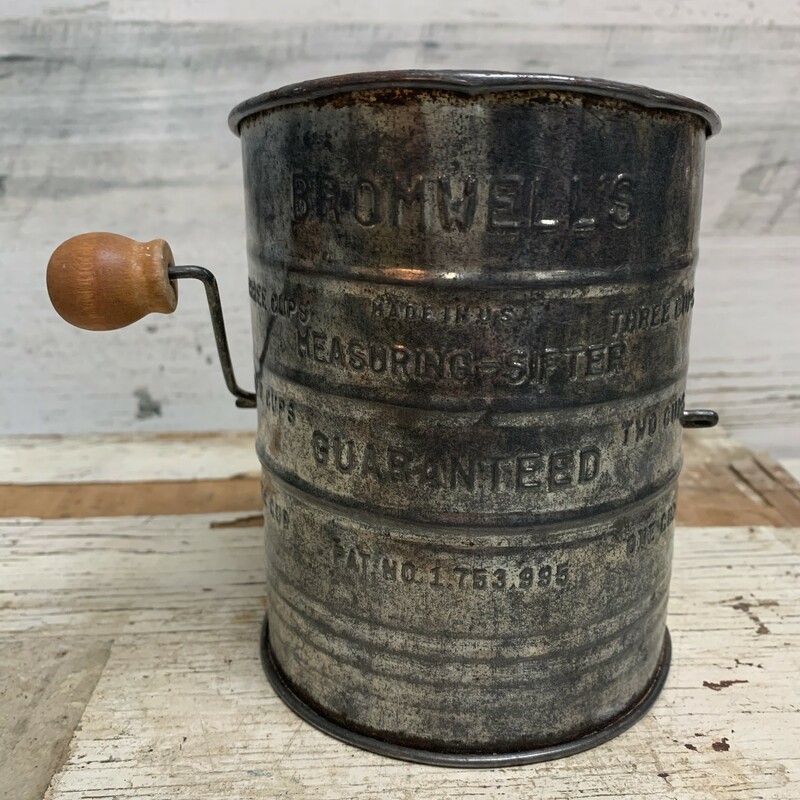 In a good vintage and working condition. Have some light rust. Please make sure to look at all the pictures for a closer visual.
Measures approx. 5 3/4'' tall, 6 1/2'' wide including handle, 4 1/2'' bottom diameter.
Thank you.