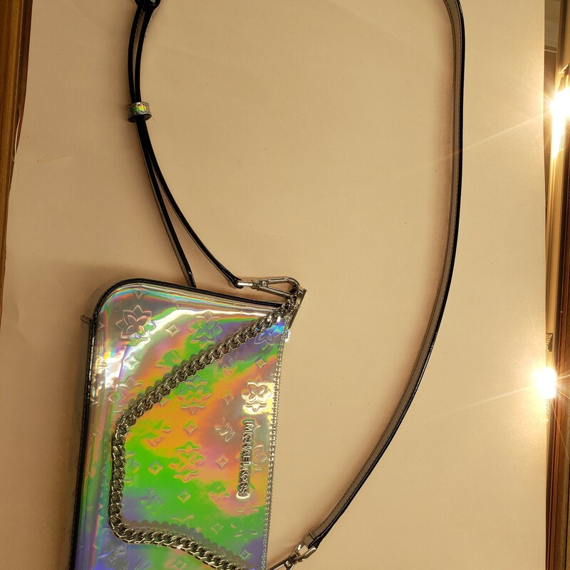 Michael Kors Holographic

Please call or email for specific dimensions etc. Return are generally not allowed on consignment items. Any returns authorized are subject to a 20 % restocking fee!
