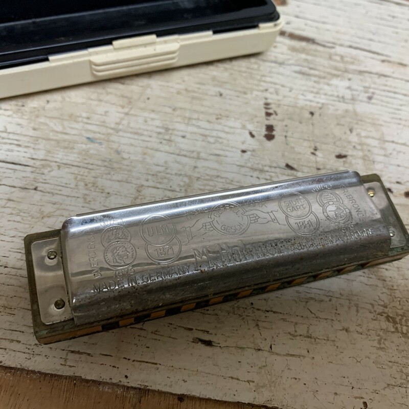 Overall in a good vintage condition. Have some light scratches and some fading of shine on one of the side.<br />
Please make sure to look at all the pictures for a closer visual.<br />
Measures approx. harmonica (G key) 4'' long, 1'' wide, 1/2'' tall.<br />
Needs some light cleaning.<br />
Box measures approx, 4 1/2'' x 1 3/4'' x 1 1/4'', box black plastic inline is coming out. Some glue will fix it!<br />
Thank you.
