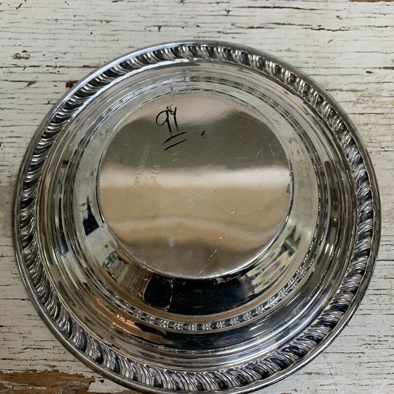 Need some cleaning, overall in a good vintage condition. There is a mark on the bottom done with a sharpie, could not get it off.
Measures approx. 1 1/2'' deep, 6 1/2'' top and 3'' bottom diameter.
Please make sure to look at all the pictures for a closer visual.
Thank you.