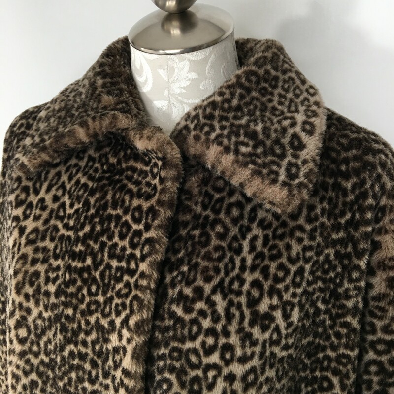 100-0478 Tyber By St. Joh, Brown, Size: Small
knee lenght leopard print faux fur
acrylic/cotton/polyesther
Good Condition