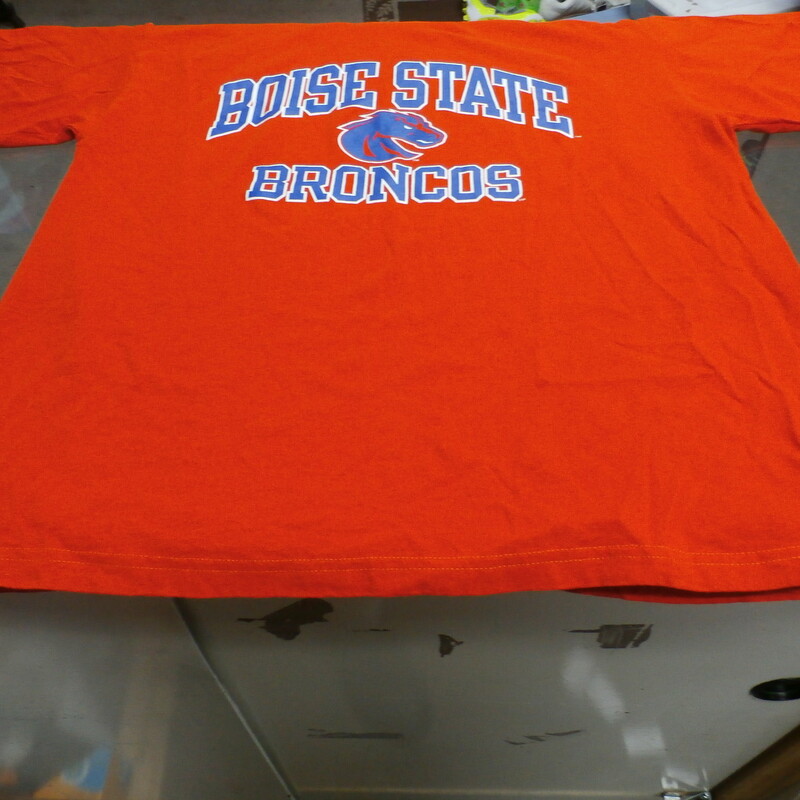 Boise State Broncos Russell Athletic Adult Short Sleeve Shirt Large #25919
Rating: (see below) 3 - Good Condition
Team: Boise State Broncos
Player: N/A
Brand: Russell Athletic
Size: Large - Adult(Measured Flat: Across chest 23\", length 28\")
Measured flat: armpit to armpit; top of shoulder to the hem
Color: Orange
Style: Short sleeve shirt; screen pressed shirt
Material: 100% Cotton
Condition: 3 - Good Condition - wrinkled; pilling and fuzz; feels coarse; logo looks great; material is light stretched; normal signs of use; no stains rips or holes
Item #: 25919
Shipping: FREE