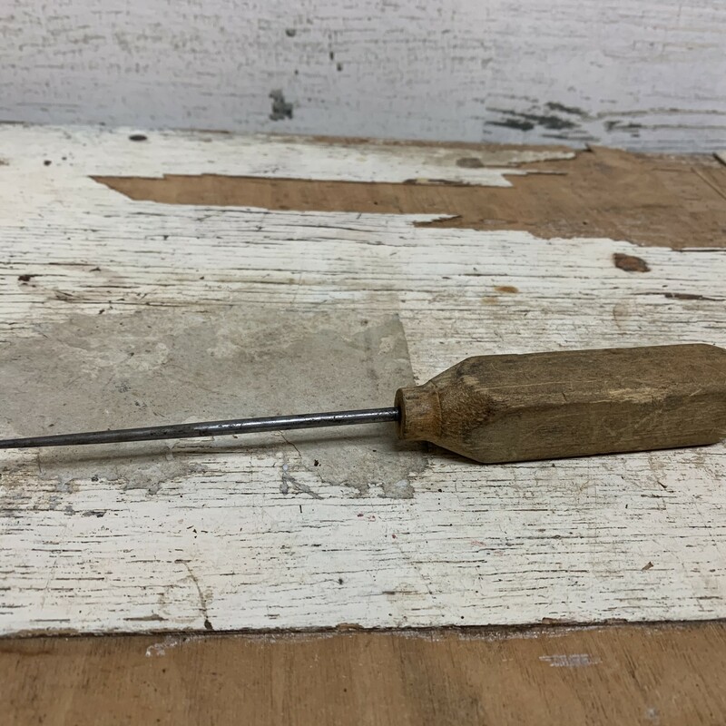 Vintage ice pick tool, in a very good vintage condition. It have a visible vintage wear, but that is normal wear for a vintage piece. Pointy/sharp needle, I believe it is made from steel, measures 4 1/2'' long.
Wooden handle have a nice grip, lightweight. Measures approx. 4'' x 3/4'' x 3/4''.
Total length is approx. 8 1/2''.
Please make sure to look at all the pictures for a closer visual and item condition.
Thank you.