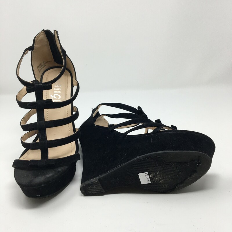 120-110 Rouge Wedges, Black<br />
Black wedge suede w/ bows on front<br />
Good condition