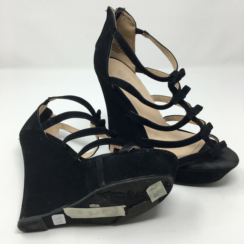 120-110 Rouge Wedges, Black
Black wedge suede w/ bows on front
Good condition