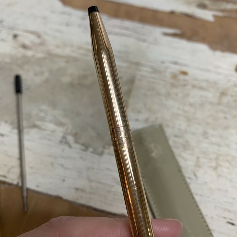 Vintage 1/20 14k yellow gold plated pen. Comes with original cowhide pen purse made by Cross.
Have two refill inks in blue and one in black. Black ink doesn't have a cover. I don't know how much ink is in each container, but they all write.
Pen measures approx. 5 1/4'' long, 1/4'' diameter.
Pen purse measures approx. 5 1/2'' x 1 1/4''.
Overall in a good vintage condition. Have a light vintage wear. Please make sure to look at all the pictures for a closer visual.
Please note that this item is vintage and you will experience vintage wear. You will receive item as shown in the pictures.
Thank you.