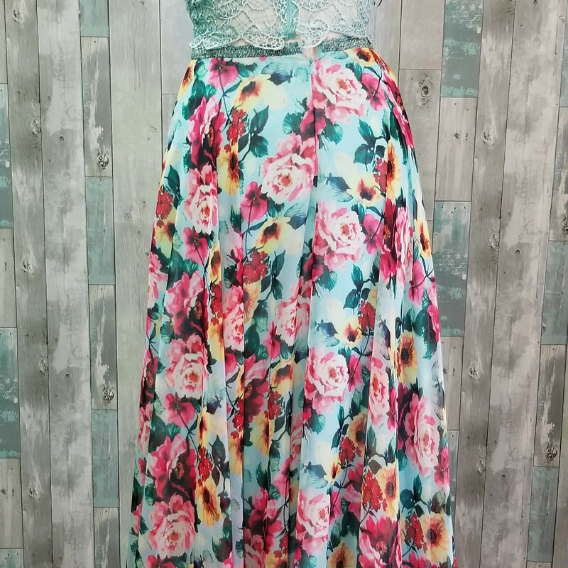 Rachel Allen 2 piece formal with lace and beaded back zip top and beatiful floral skirt that is longer in the back
Mint, pink, yellow, green and red
Size: 14
REMINDER: There are no returns so you may want to stop in and try it on before purchasing