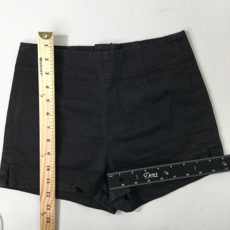 103-151 Bullhead Denim Co, Black, Size: 3 Black Shorts 77% cotton 13% rayon 9% polyester 1% spandex  Good