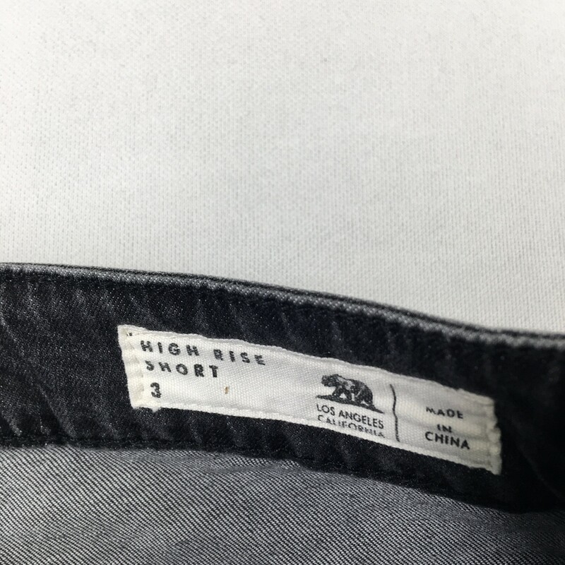 102-370 Bullhead Denim Co, Grey, Size: 3<br />
high rise shorts dark grey denim 69% cotton 30% rayon 1% spandex  good
