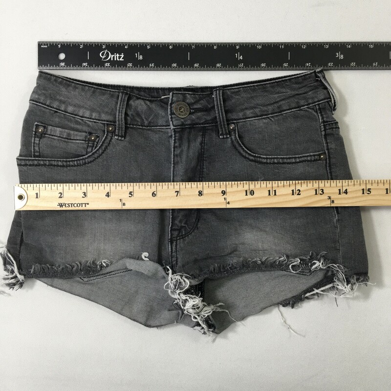 102-370 Bullhead Denim Co, Grey, Size: 3<br />
high rise shorts dark grey denim 69% cotton 30% rayon 1% spandex  good