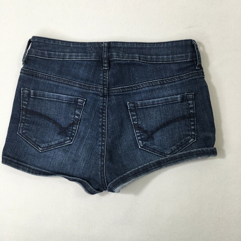 102-369 Bullhead Denim Co, Blue, Size: 3
high rise shorts dark blue denim 78% cotton 21% polyester 1% spandex  good