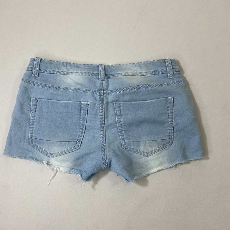 105-126 Mudd, Blue, Size: 5
stretchy mid rise shorts with distressed sides 85% cotton 14% polyester 1% spandex